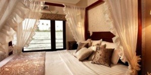 luxury house boat interior alleppey 03